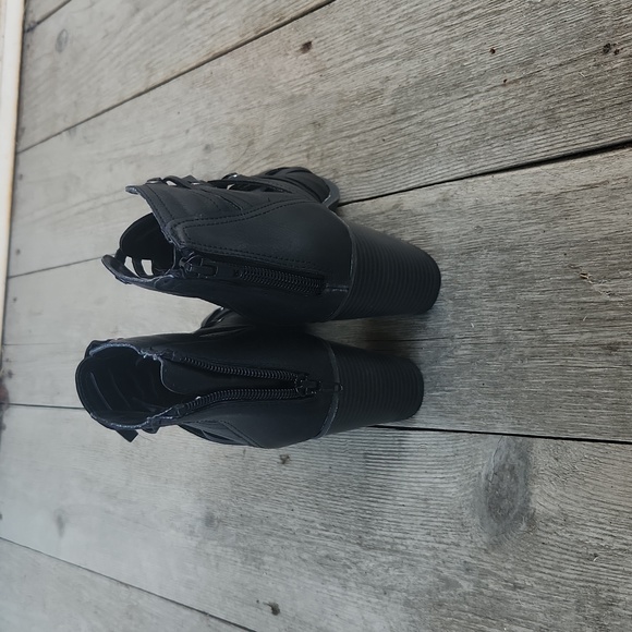 Black Carmen Cage Front Block Heel Peep Toe Bootie Size 8.5 NWT Maurices - Picture 3 of 4